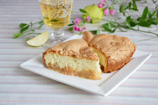 Sponge cake with apples