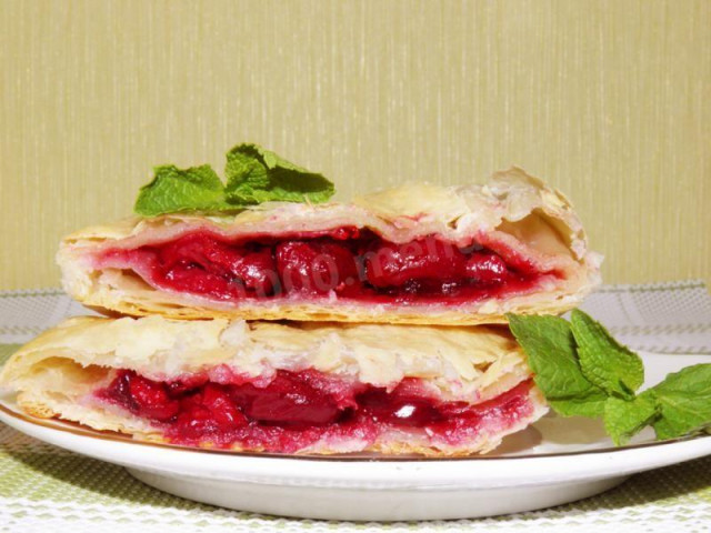 Puff pastry with cherries