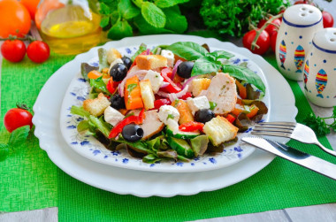 Greek salad with croutons and chicken