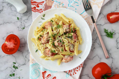 Pasta with salmon in cream sauce