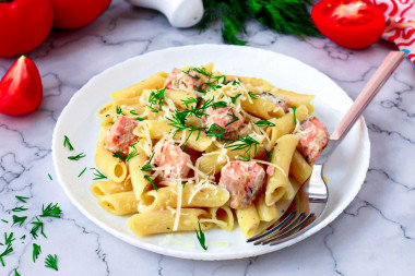 Pasta with salmon in cream sauce