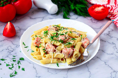 Pasta with salmon in cream sauce