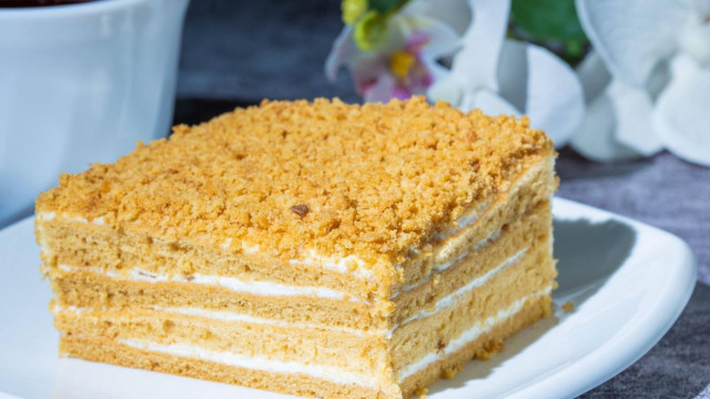 Honey cake in 30 minutes without rolling out the cakes