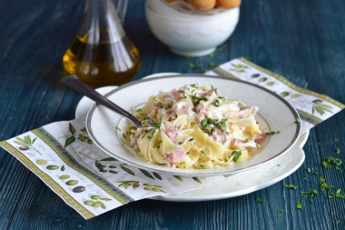 Pasta with ham cream and cheese