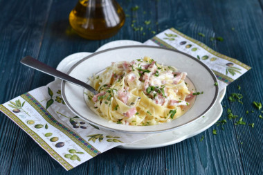 Pasta with ham cream and cheese