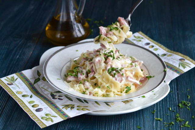 Pasta with ham cream and cheese