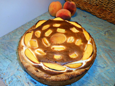 Pie with cottage cheese and peaches