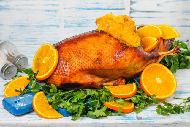 Goose with oranges whole with crispy crust