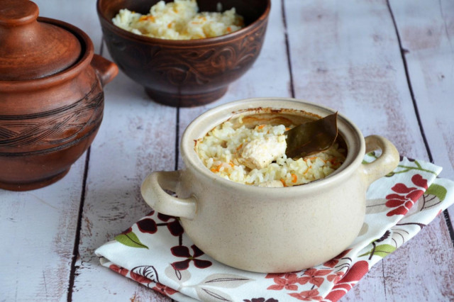 Rice in pots with chicken