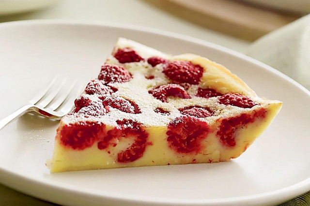 Raspberry pie with sour cream filling