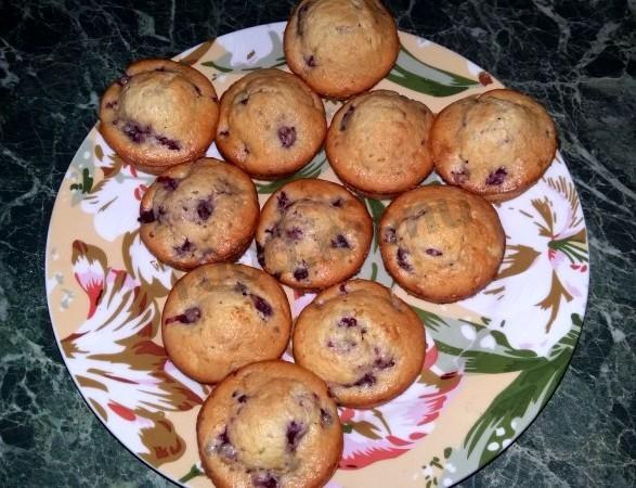 Cupcakes with raspberries