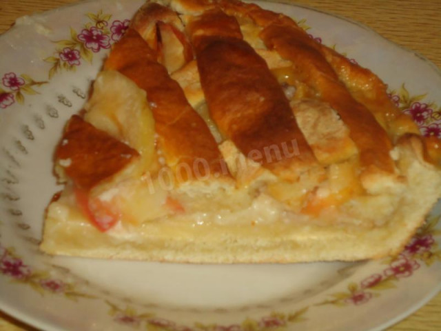 Sour cream pie with apples