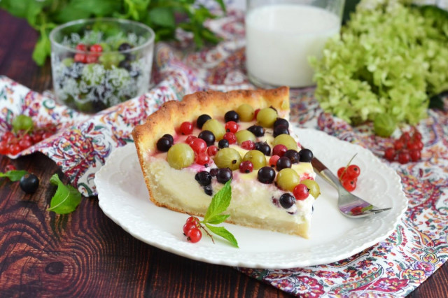 Sour cream pie with berries