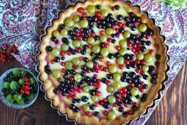 Sour cream pie with berries