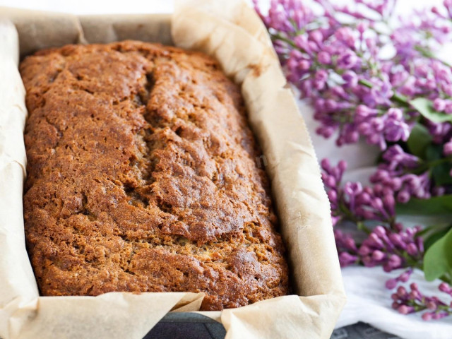 Mazurka pie with nuts and raisins