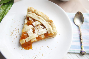 Simple pie with dried apricots