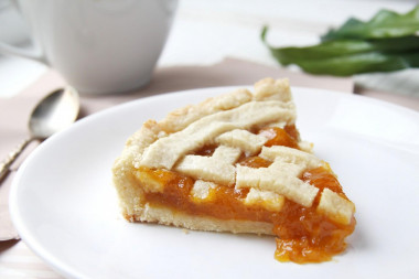 Simple pie with dried apricots