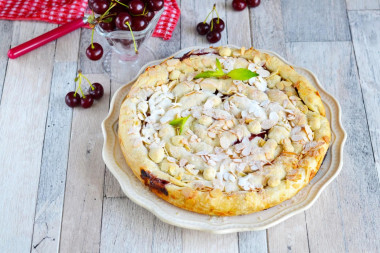 Snail pie with cherry puff pastry