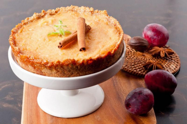 Strasbourg pie with plums and cottage cheese