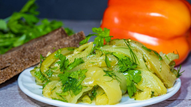 Salad with baked pepper