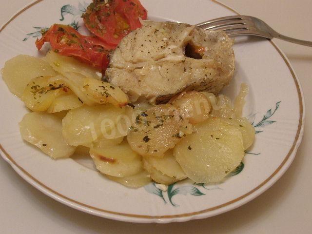 Baked cod with potatoes and tomatoes