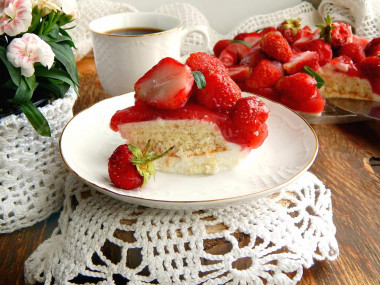 Strawberry cream cake with gelatin