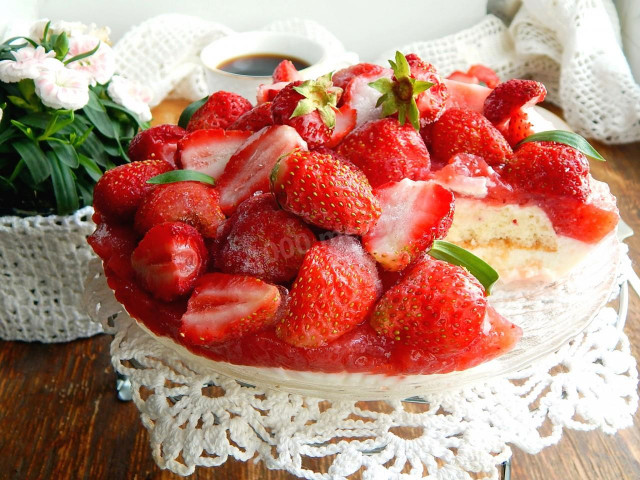 Strawberry cream cake with gelatin