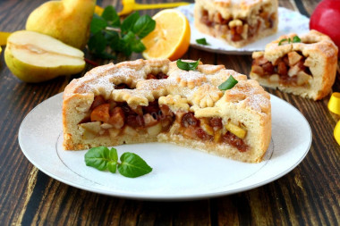 Shortbread pie with pear and raisins