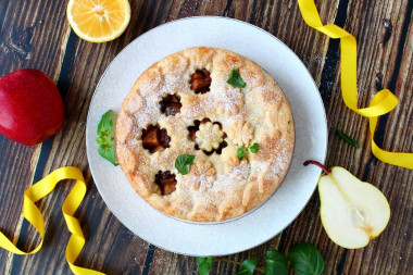 Shortbread pie with pear and raisins