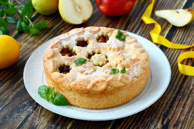 Shortbread pie with pear and raisins