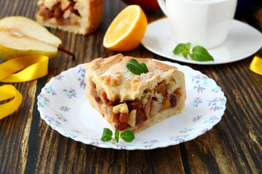 Shortbread pie with pear and raisins