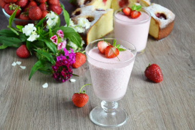 Strawberry mousse dessert