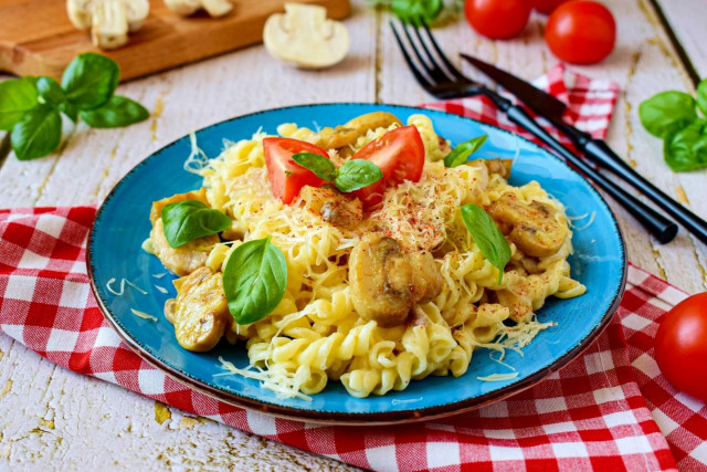 Pasta with mushrooms and chicken in cream sauce