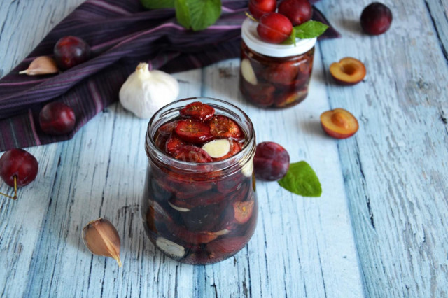 Dried plums with garlic