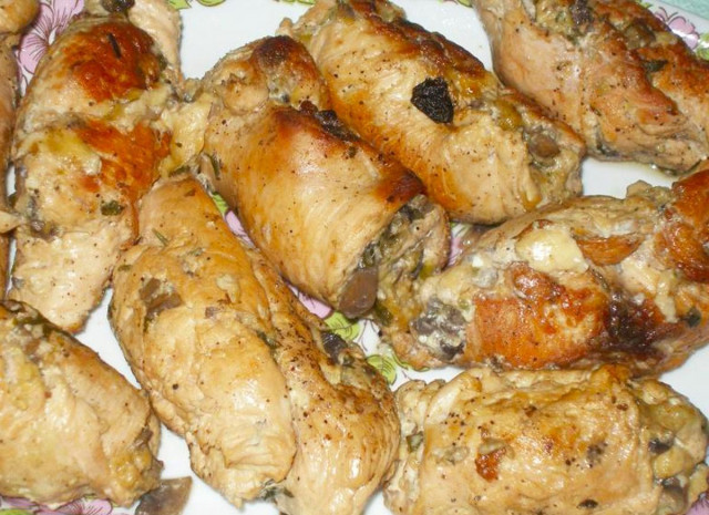 Turkey rolls with mushrooms, mayonnaise and cheese