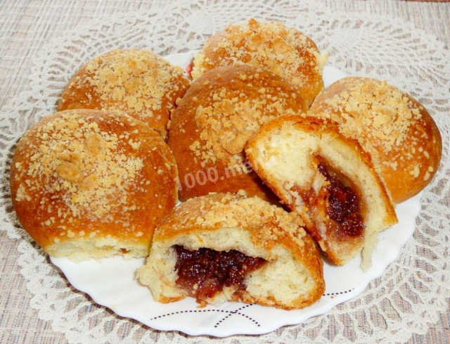 Yeast buns with strawberry jam