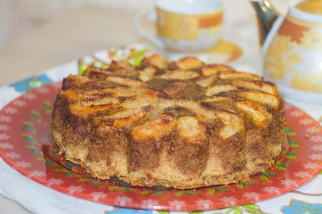 Honey dough pie with apples and caramel