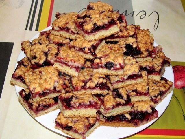 Shortbread cookies on sour cream with currant jam