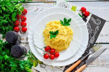 Macaroni with cheese and egg