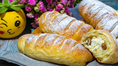 Muffins stuffed with cottage cheese with raisins