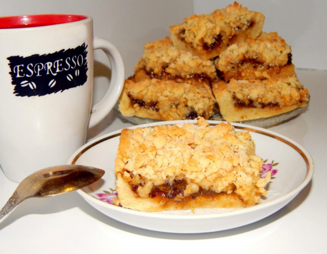 Grated margarine pie with thick jam