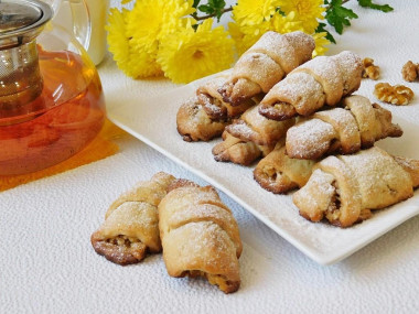 Cookies rolls on sour cream with honey and nuts