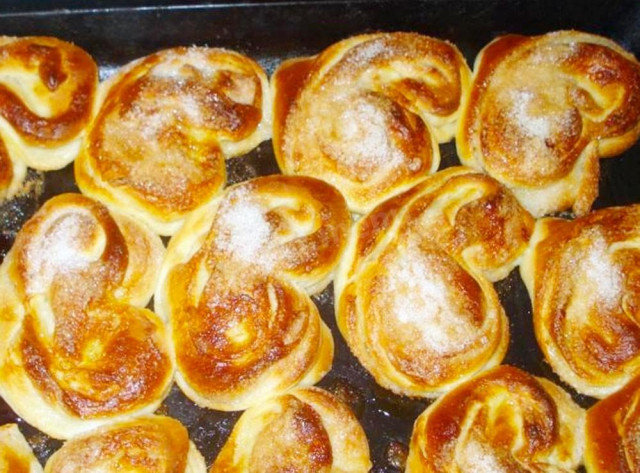 Yeast rolls curls without filling for tea