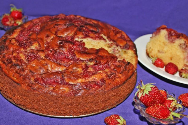 Aspic pie with mashed strawberries instead of jam