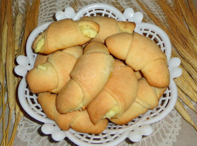 Delicious cottage cheese bagels with honey