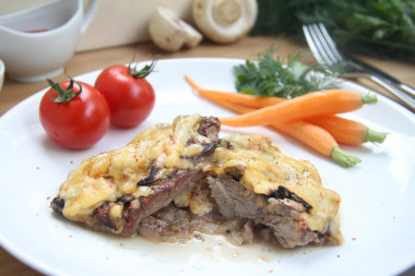 French-style beef fillet with champignons and potatoes