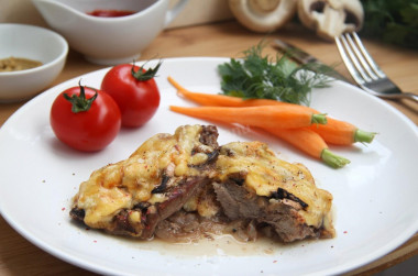 French-style beef fillet with champignons and potatoes