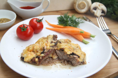 French-style beef fillet with champignons and potatoes