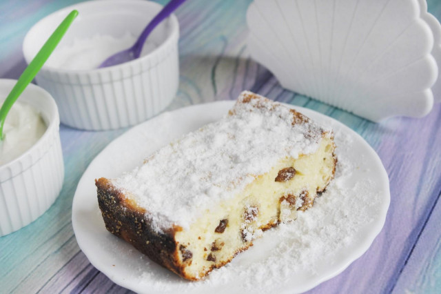 Cottage cheese casserole in sour cream with raisins and vanilla flavor