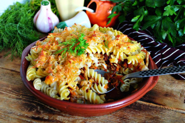 Macaroni and minced meat casserole with cheese